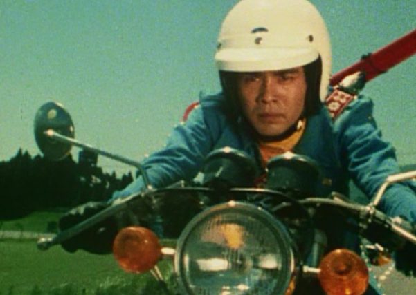 ジローがバイクの乗る画像