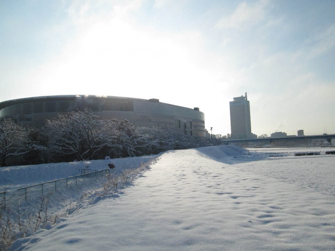 グリーンドームを前にした雪景色