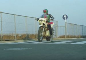 新1号仮面ライダーがバイクに乗ってる画像